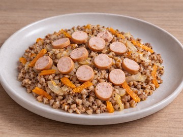 Гречневая каша с куриными сосисками